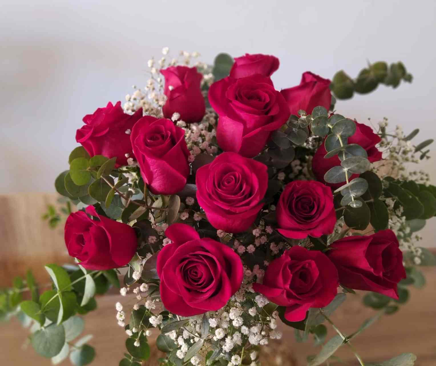 Ramo de Rosas Rojas de tallo corto | Floristería Crisálida