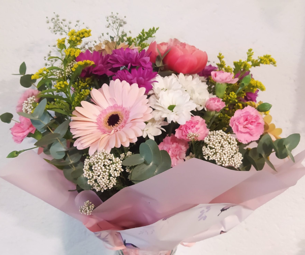 Ramos de margaritas, gerberas y peonias.