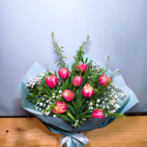 Ramo de tulipanes rosas con paniculata y verdes frescos preparado por Floristería Crisálida.